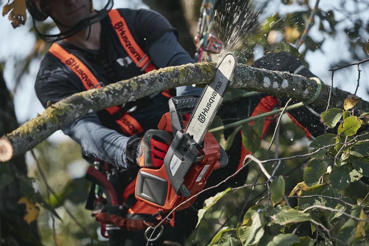 Husqvarna T535i XP 12 in. Battery Powered Chainsaw (Tool Only)
