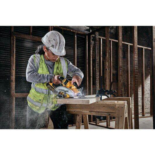 20V MAX* 7-1/4-In Brushless Cordless Circular Saw With FLEXVOLT Advantage™ (Tool Only)