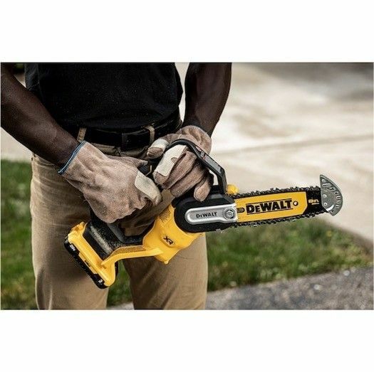 DeWALT 20V 8-In Cordless Pruning Chainsaw Kit