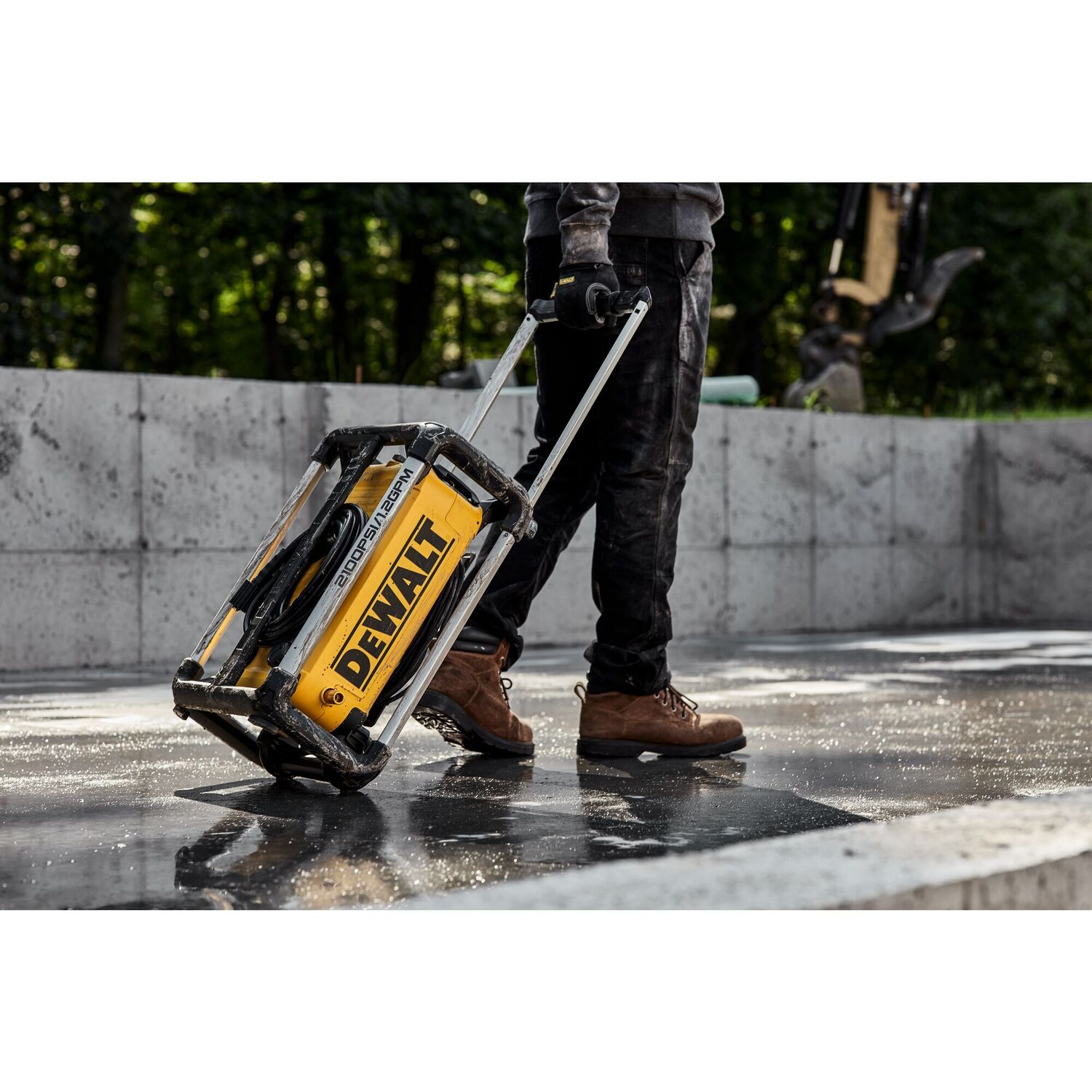DeWALT 2100 PSI 13 AMP Electric Cold Water Pressure Washer Kit