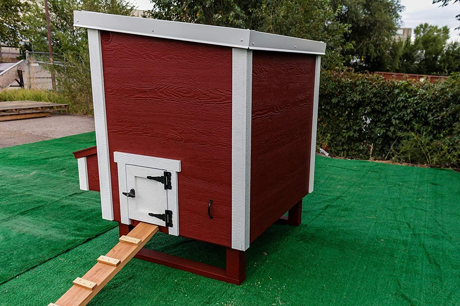OverEZ Medium Chicken Coop in Red