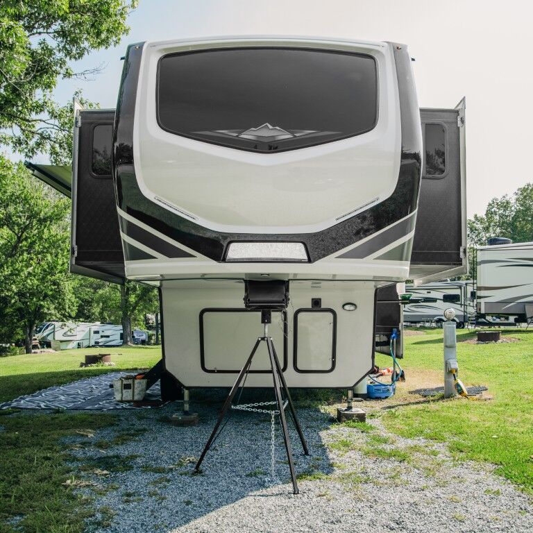 Camco Eaz-Lift King Pin Tripod 5th Wheel Stabilizer