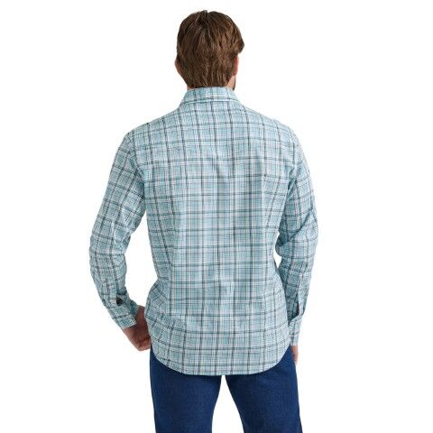 Wrangler Men's Wrinkle Resist Classic Fit Long Sleeve Shirt in Blue