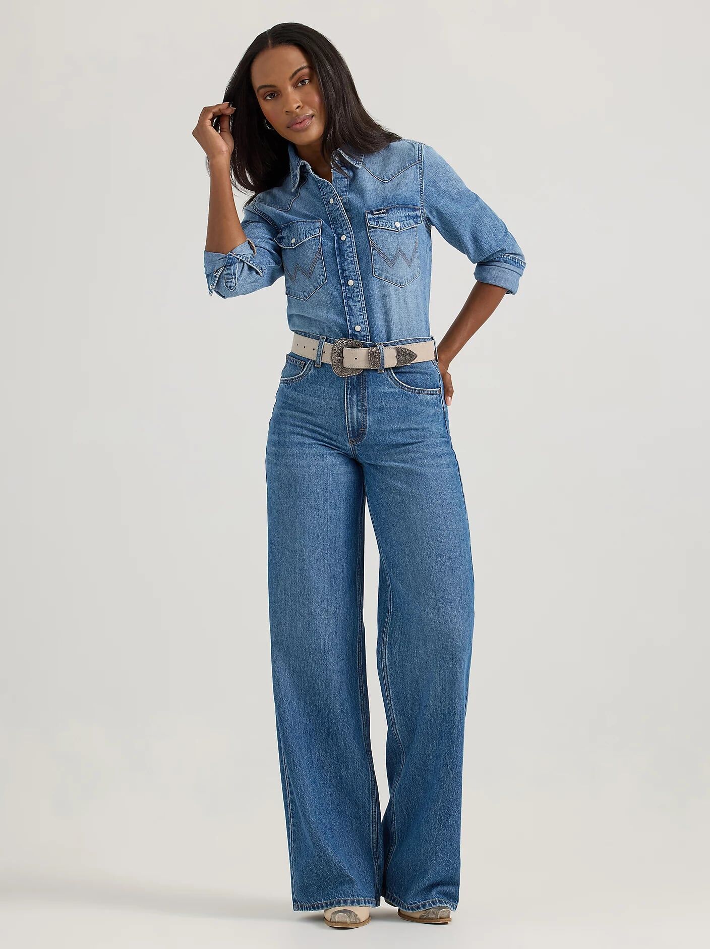 Wrangler Women's Wrangler Classic Denim Slim Western Snap Shirt in Mid Wash