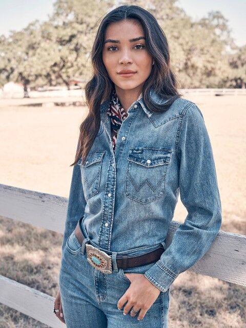 Wrangler Women's Wrangler Classic Denim Slim Western Snap Shirt in Mid Wash