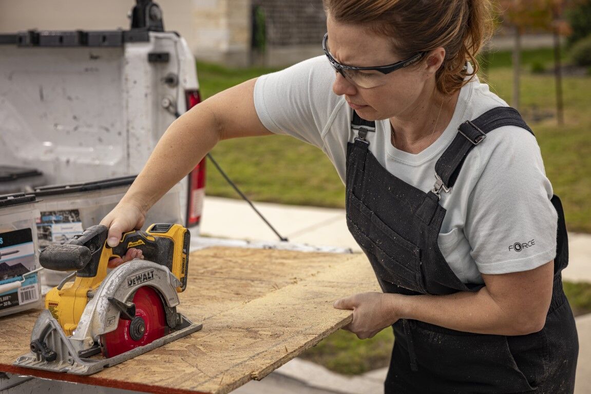 Carhartt Women's Carhartt Force Relaxed Fit Midweight Pocket T-Shirt in Dew Drop