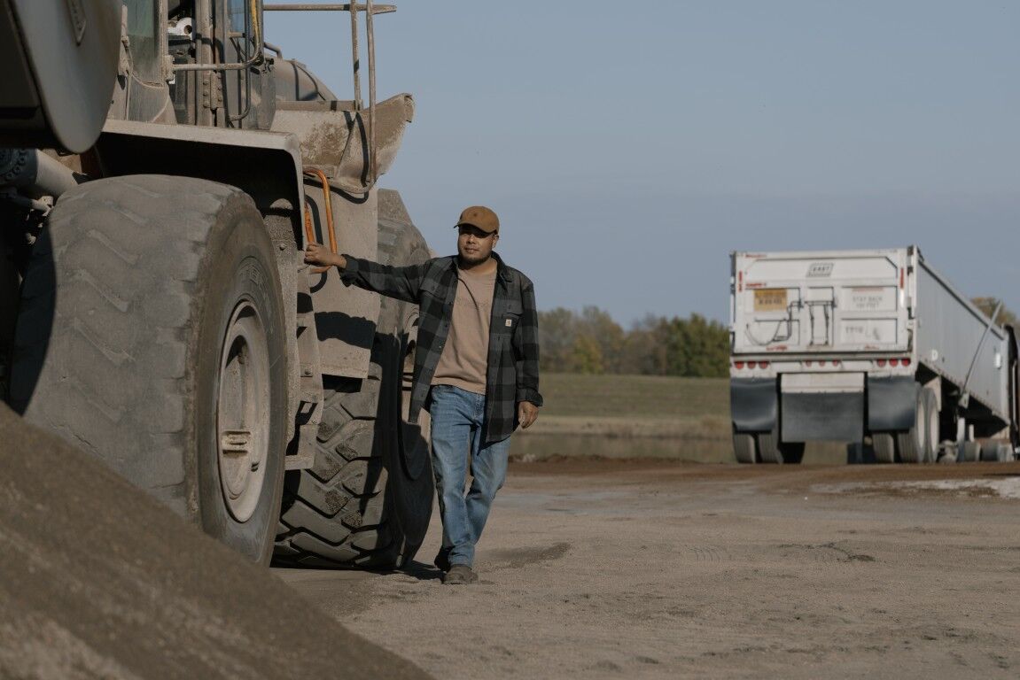 Carhartt Men's Loose Fit Heavyweight Short Sleeve Logo Graphic T-Shirt