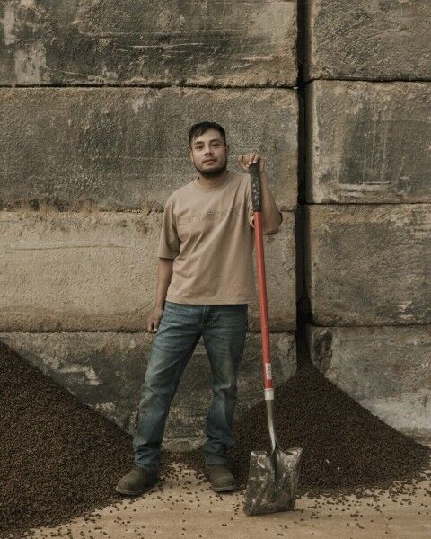 Carhartt Men's Loose Fit Heavyweight Short Sleeve Logo Graphic T-Shirt