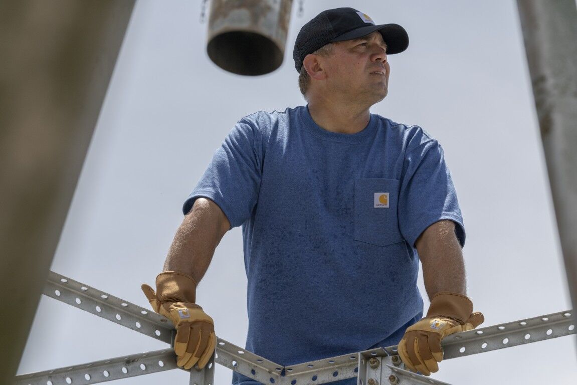 Carhartt Men's Loose Fit Heavyweight Short Sleeve Pocket T-Shirt