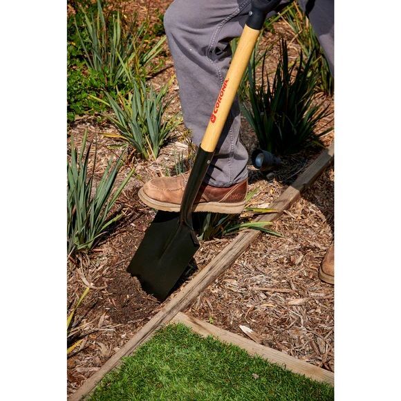 Corona Garden Spade Shovel with Wood D-Grip Handle, 15-Gauge, 30-In