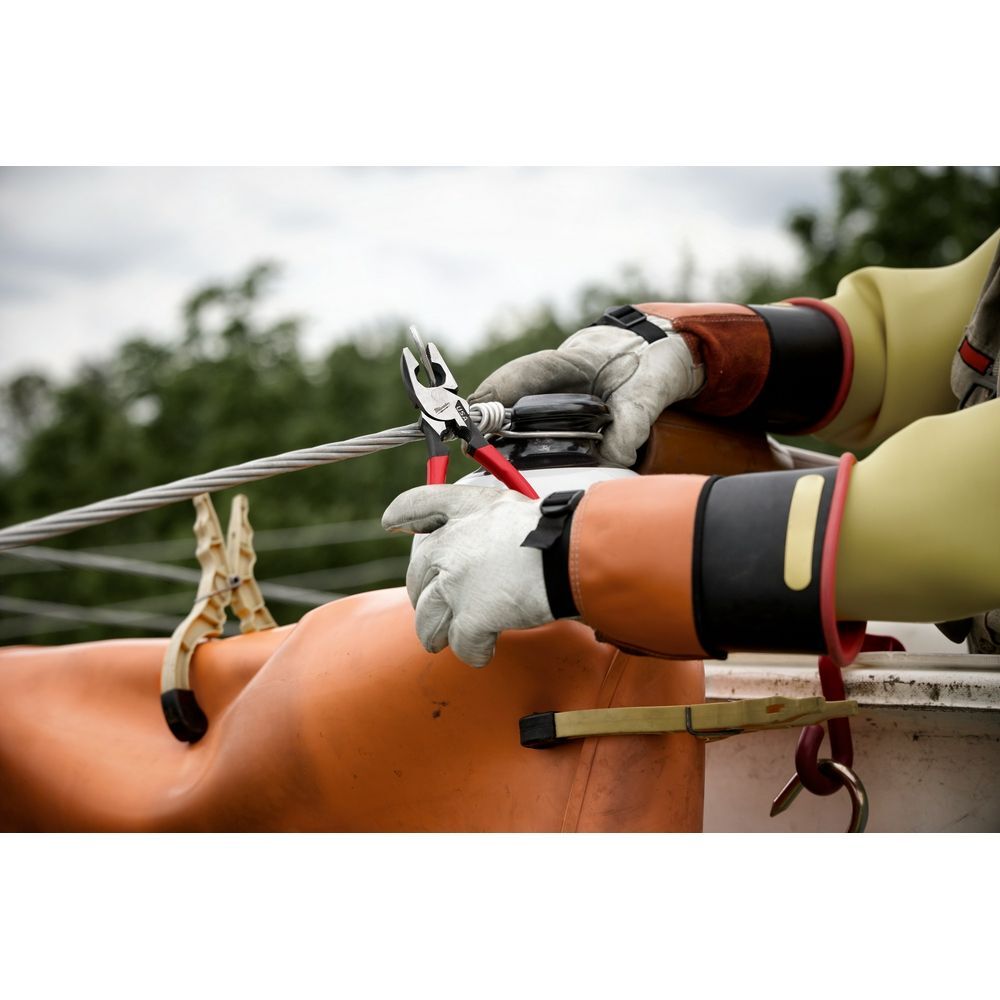 Milwaukee 9-In Lineman's Dipped Grip Pliers with Thread Cleaner (USA)