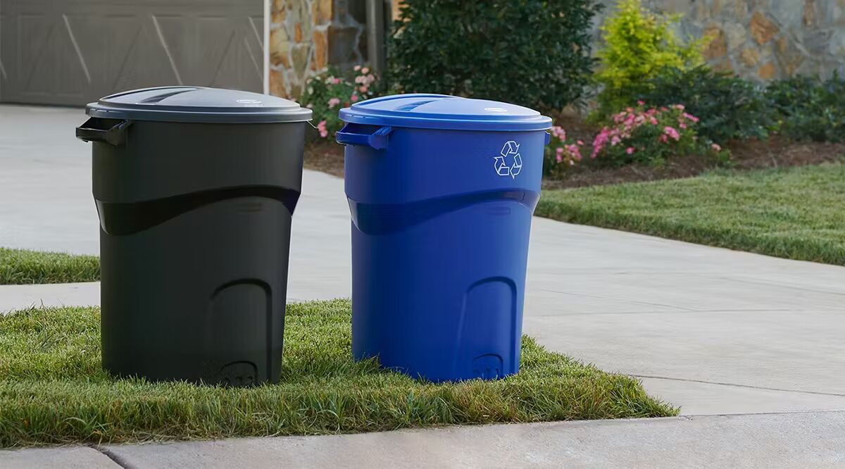 Rubbermaid Roughneck Black Non-Wheeled Trash Can, 32-Gal