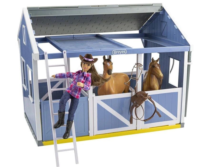 Breyer Deluxe Country Stable with Horse & Wash Stall Toy Set