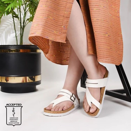Women's Kaizen Split Toe Slides in Cream