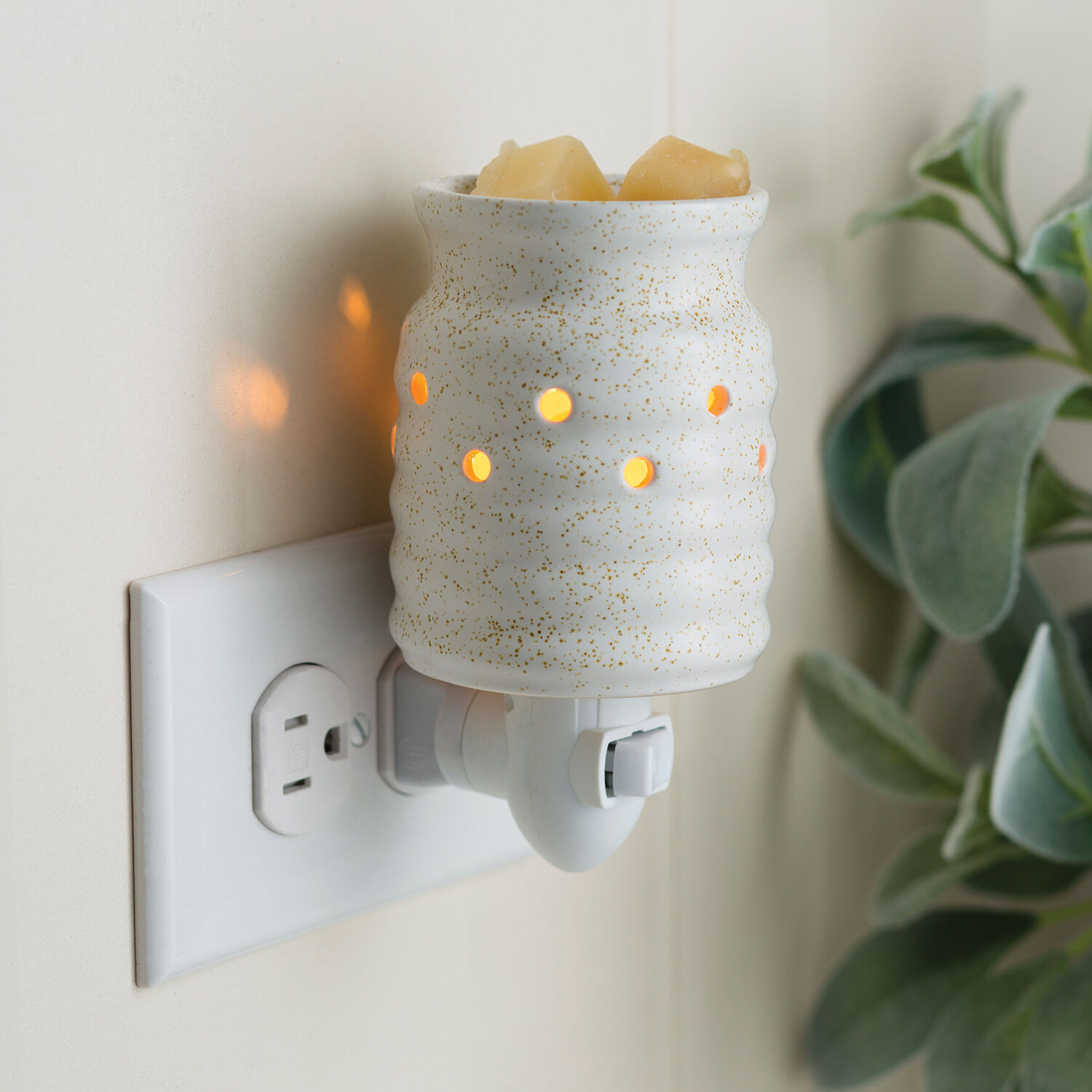 Pluggable Fragrance Warmer Plug-In For Scented Candle Wax Melts And Tarts Or Essential Oils