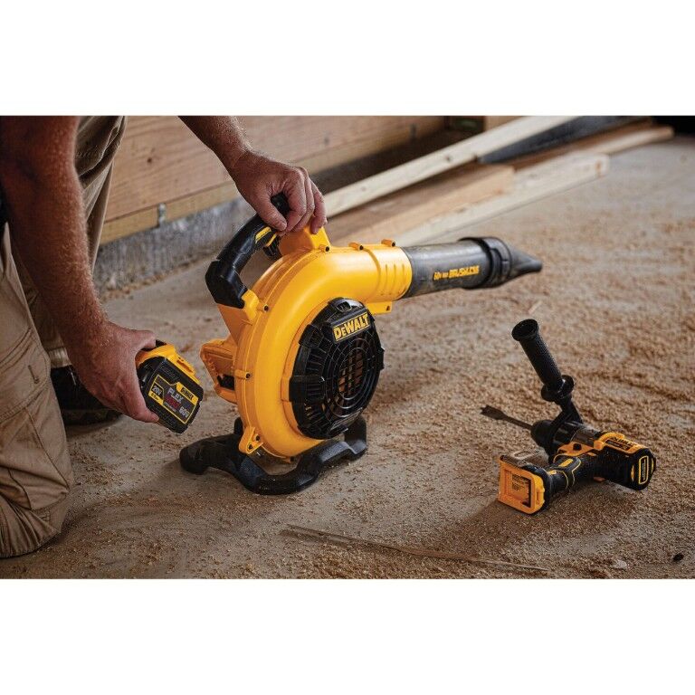 DEWALT FlexVolt 60-V Max Battery Powered Handheld Blower Kit