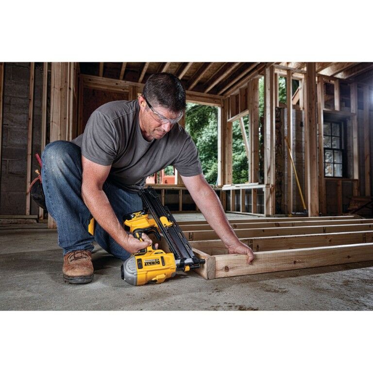 DEWALT 20-V Max 21° Plastic Collated Framing Nailer Kit