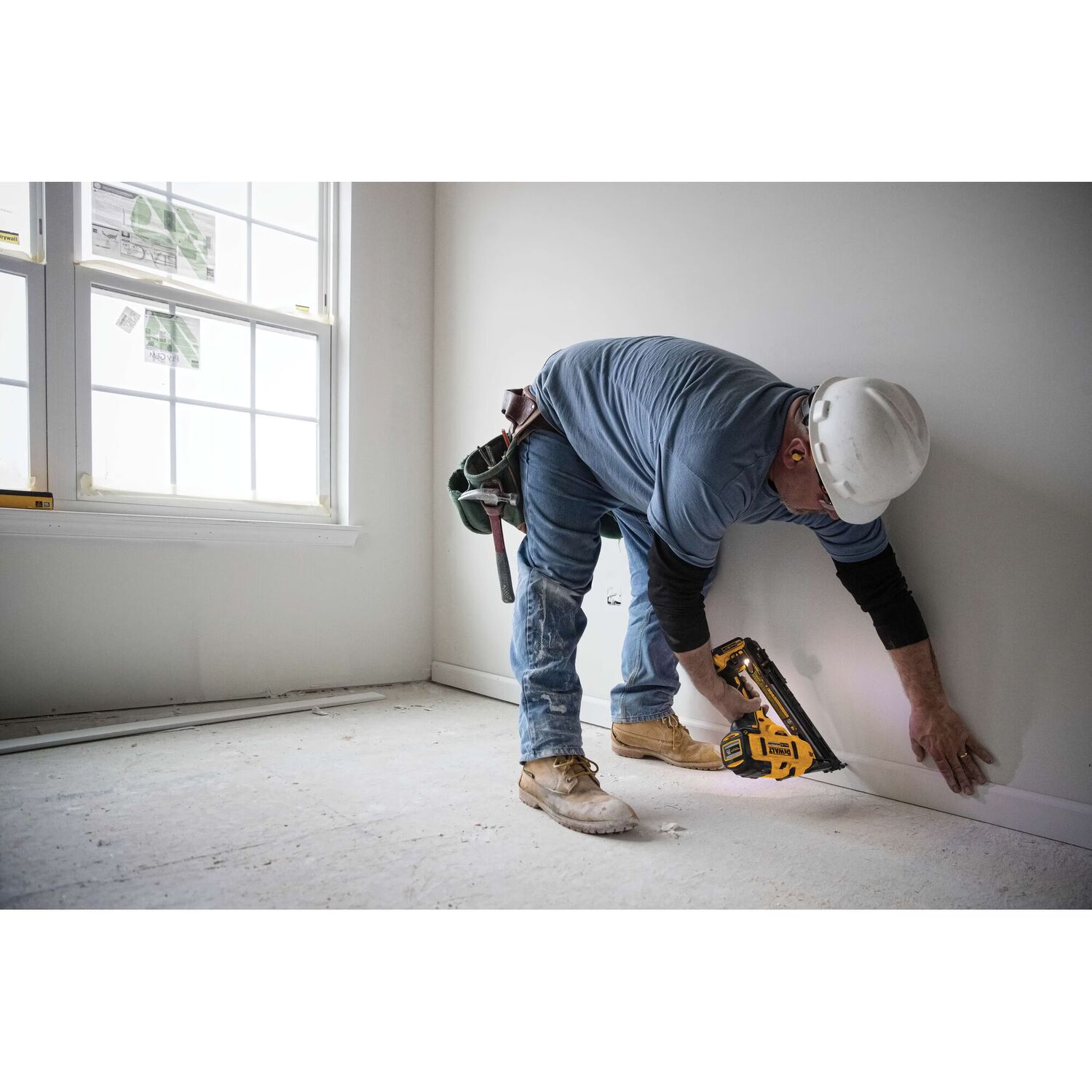 DEWALT 20-V Max XR Angled Finish Nailer, 15-Gauge (Tool Only)