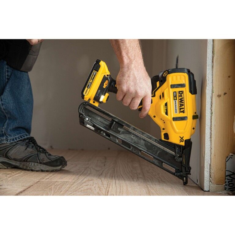 DEWALT 20-V Max XR Angled Finish Nailer Kit, 15-Gauge