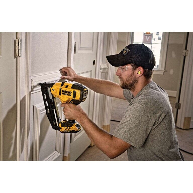 DEWALT 20-V Max XR Angled Finish Nailer Kit, 16-Gauge