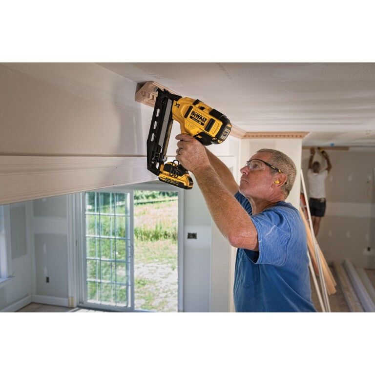 DEWALT 20-V Max XR Angled Finish Nailer Kit, 16-Gauge