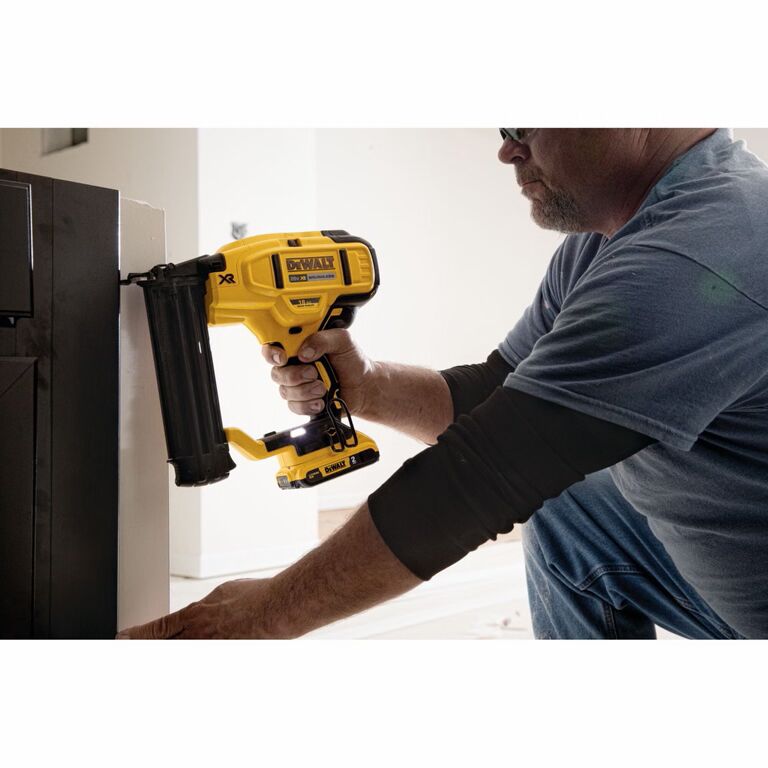 DEWALT 20-V Max XR Brad Nailer Kit, 18-Gauge