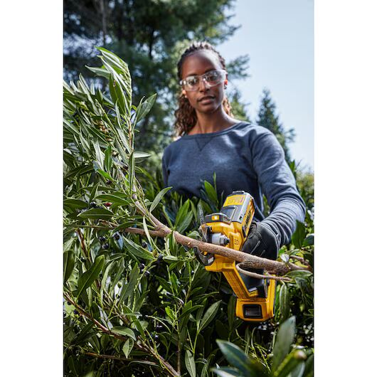 Dewalt 20V Max Cordless Pruner Kit, 1.5-In