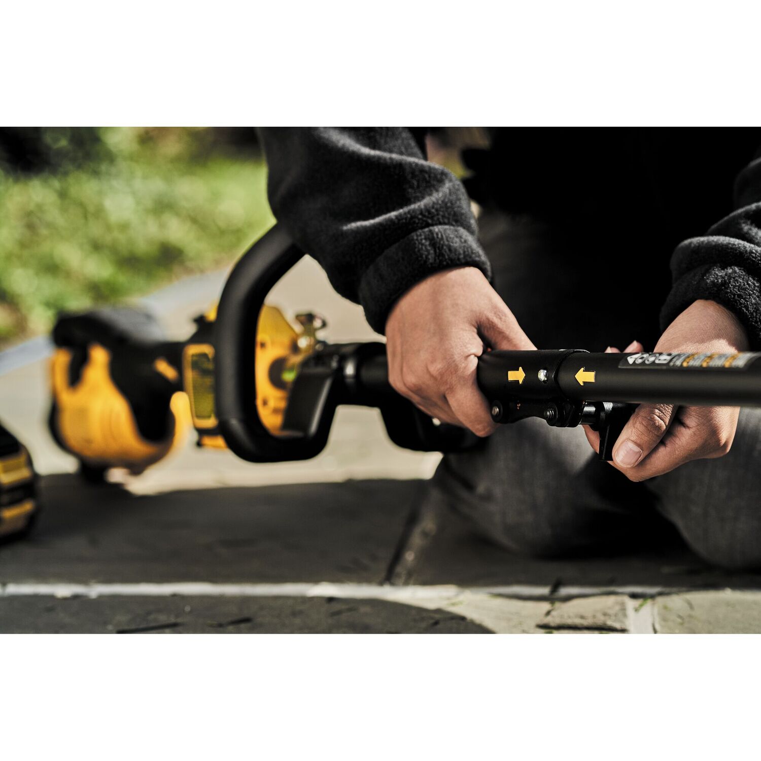 60V MAX* 17-In Brushless Attachment Capable String Trimmer Kit