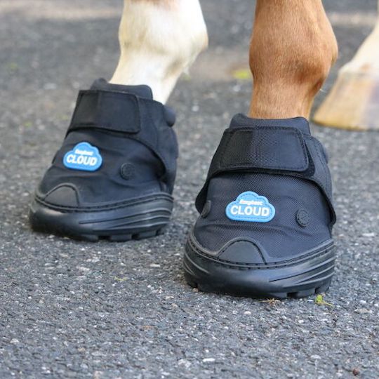Easy clearance hoof boots