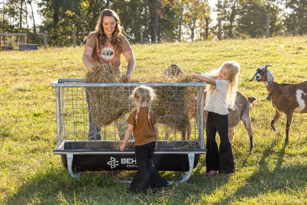 Behlen Country Black Foreman Pro All-In-One Feed Station, 5-Ft