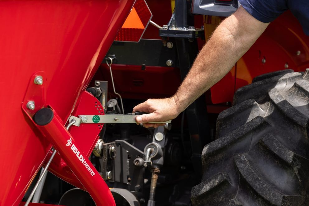 Behlen Country Red Steek 3-Point Spreader, 850-Lb