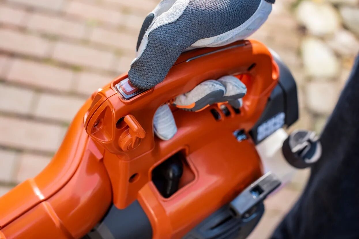 Husqvarna 125B Gas Handheld Blower