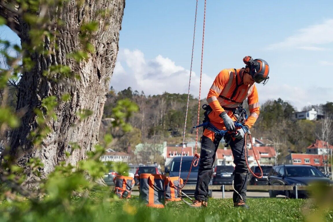 Husqvarna T535i XP 12 in. Battery Powered Chainsaw (Tool Only)