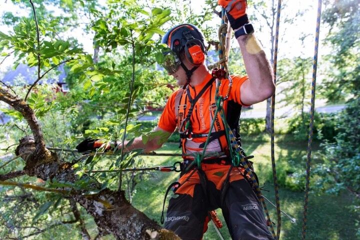 Husqvarna T535i XP 12 in. Battery Powered Chainsaw (Tool Only)